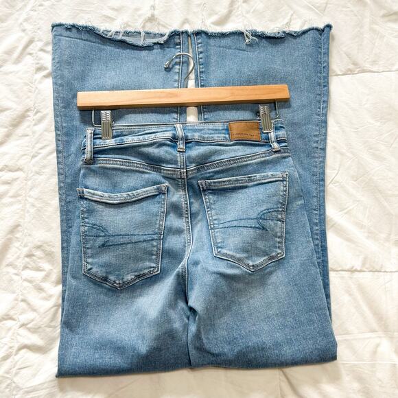 American Eagle Super Hi-Rise Flare Jeans Light Wash Next Level Stretch EUC 2 - Picture 6 of 7